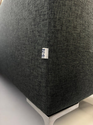 Gebrauchtes graues B&B Italia Charles Designer Stoff Sofa vor einer Wand, stilvoll und modern eingerichtet.