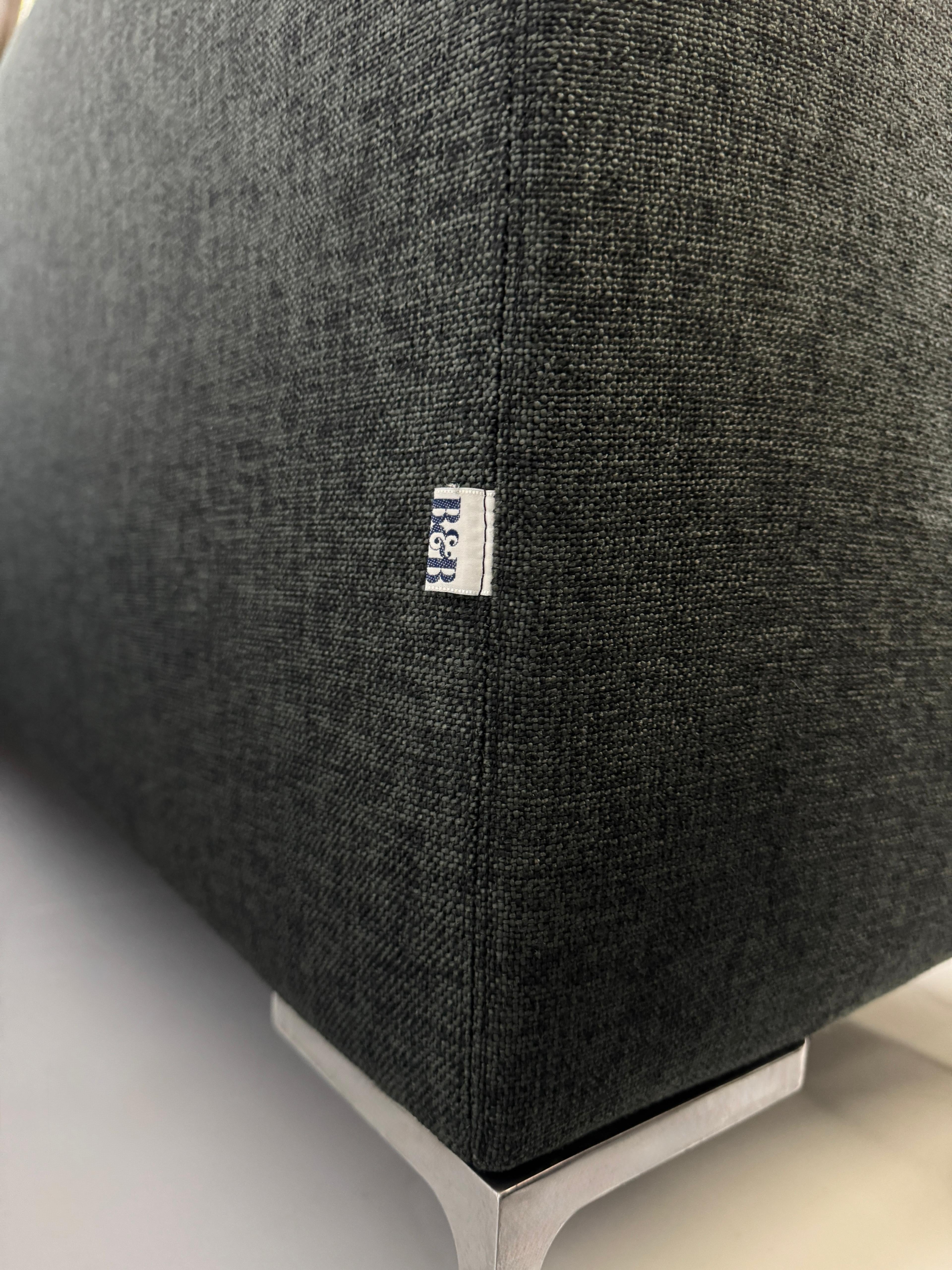 Gebrauchtes graues B&B Italia Charles Designer Stoff Sofa vor einer Wand, stilvoll und modern eingerichtet.