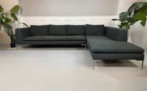 Gebrauchtes graues B&B Italia Charles Designer Stoff Sofa vor einer Wand, stilvoll und modern eingerichtet.