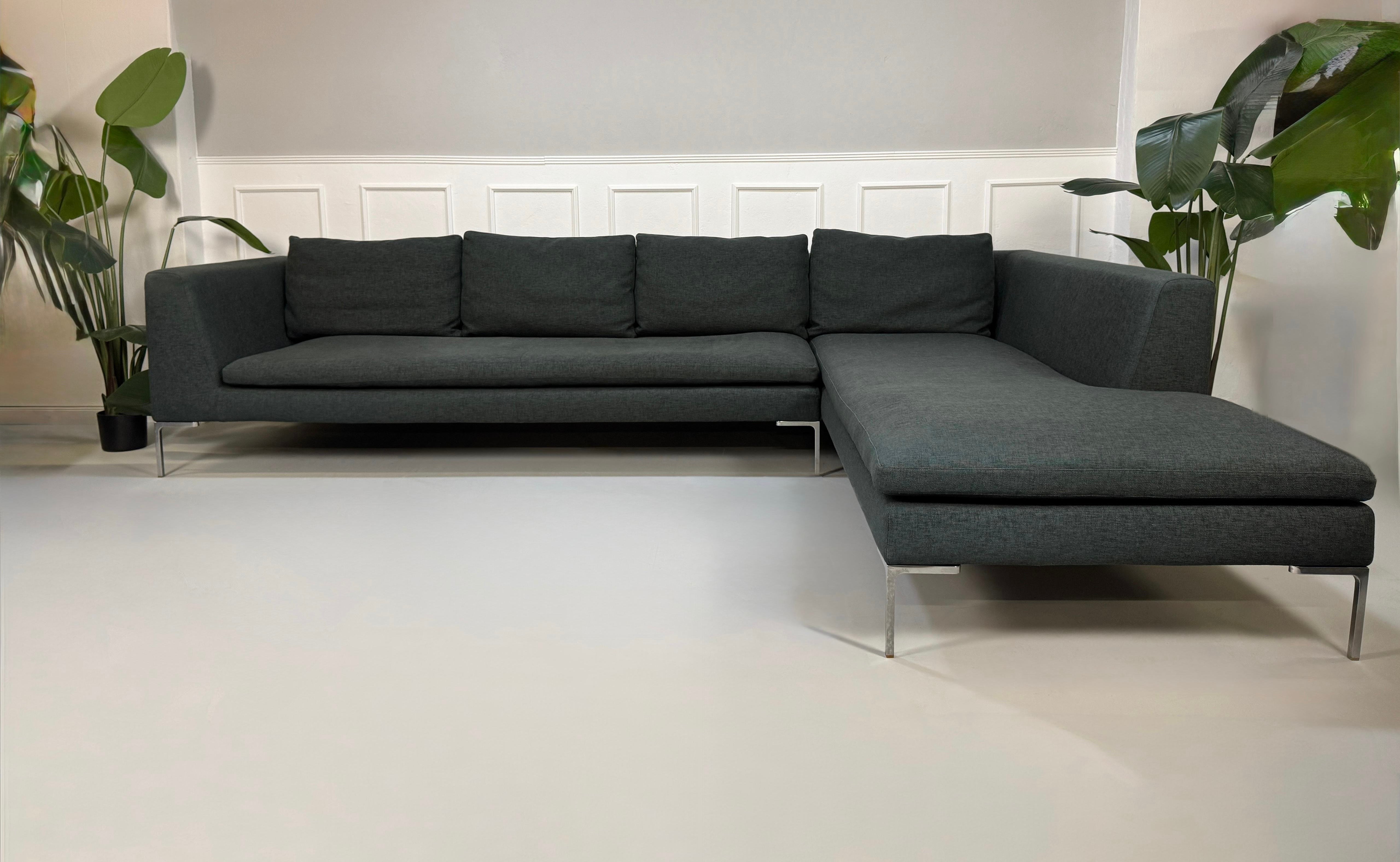 Gebrauchtes graues B&B Italia Charles Designer Stoff Sofa vor einer Wand, stilvoll und modern eingerichtet.