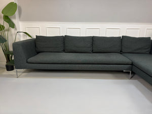 Gebrauchtes graues B&B Italia Charles Designer Stoff Sofa vor einer Wand, stilvoll und modern eingerichtet.