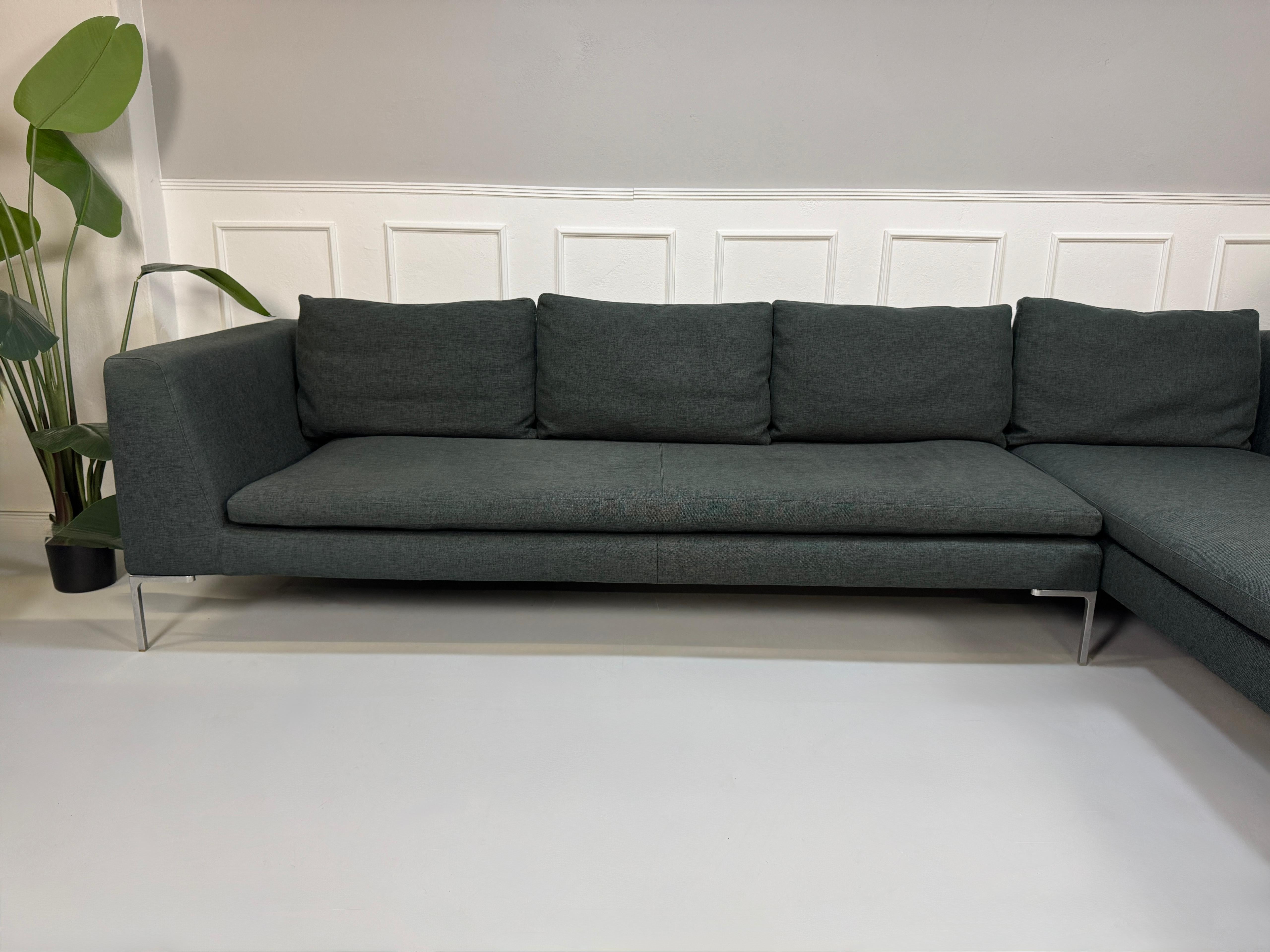 Gebrauchtes graues B&B Italia Charles Designer Stoff Sofa vor einer Wand, stilvoll und modern eingerichtet.
