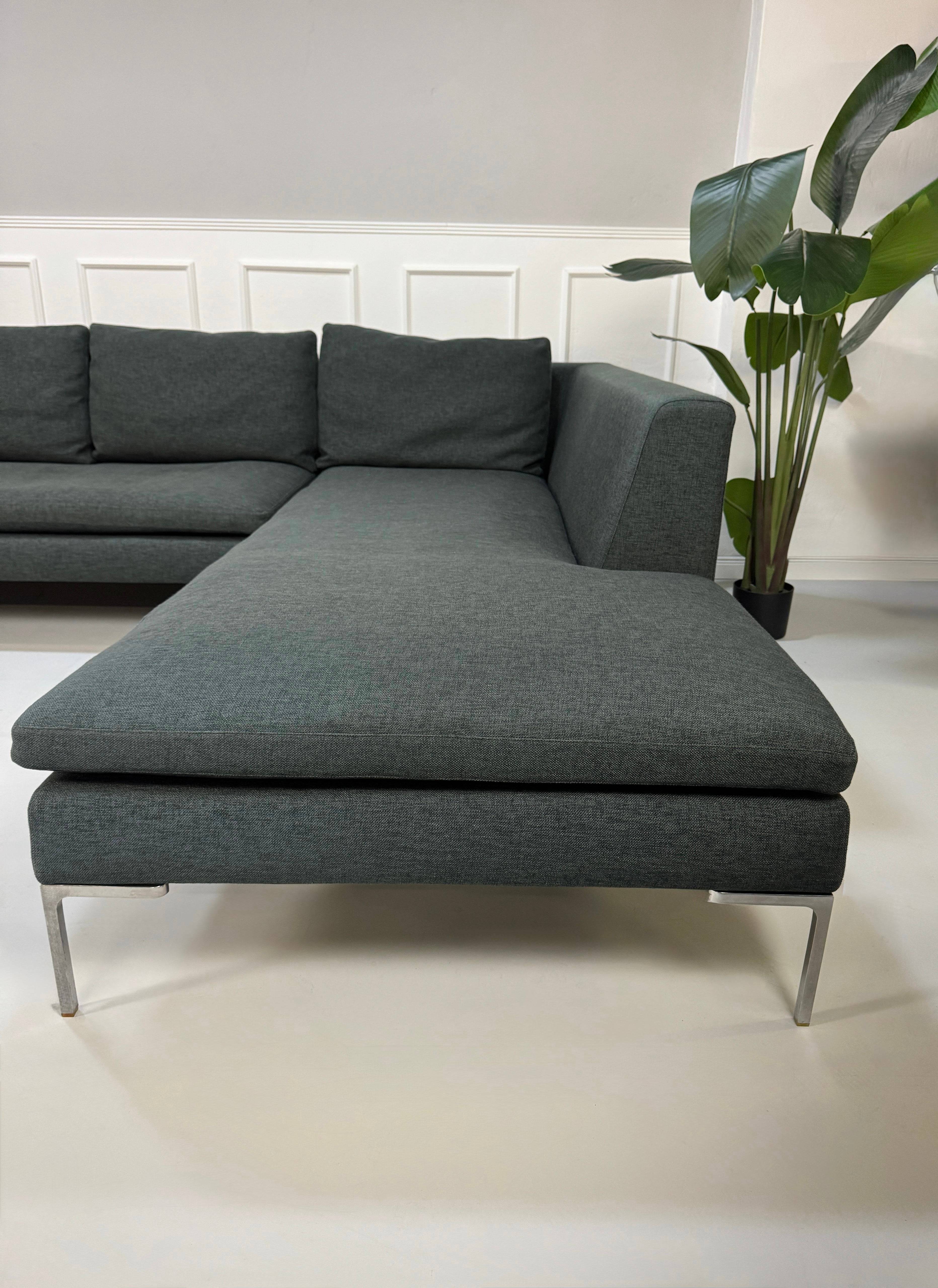 Gebrauchtes graues B&B Italia Charles Designer Stoff Sofa vor einer Wand, stilvoll und modern eingerichtet.
