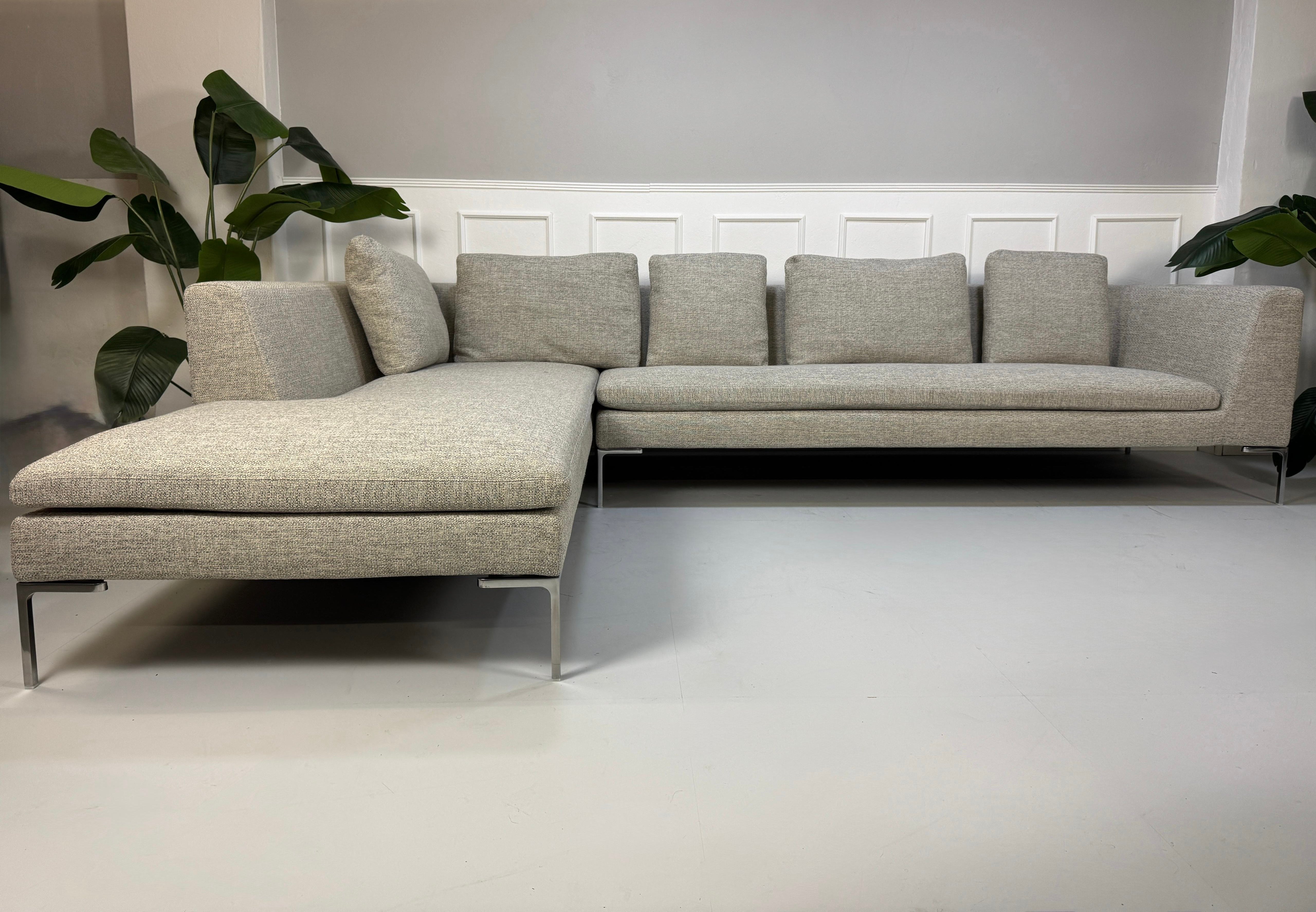 Gebrauchtes graues BB Italia Charles Designer Stoff Sofa vor einer Wand, stilvoll und modern eingerichtet.