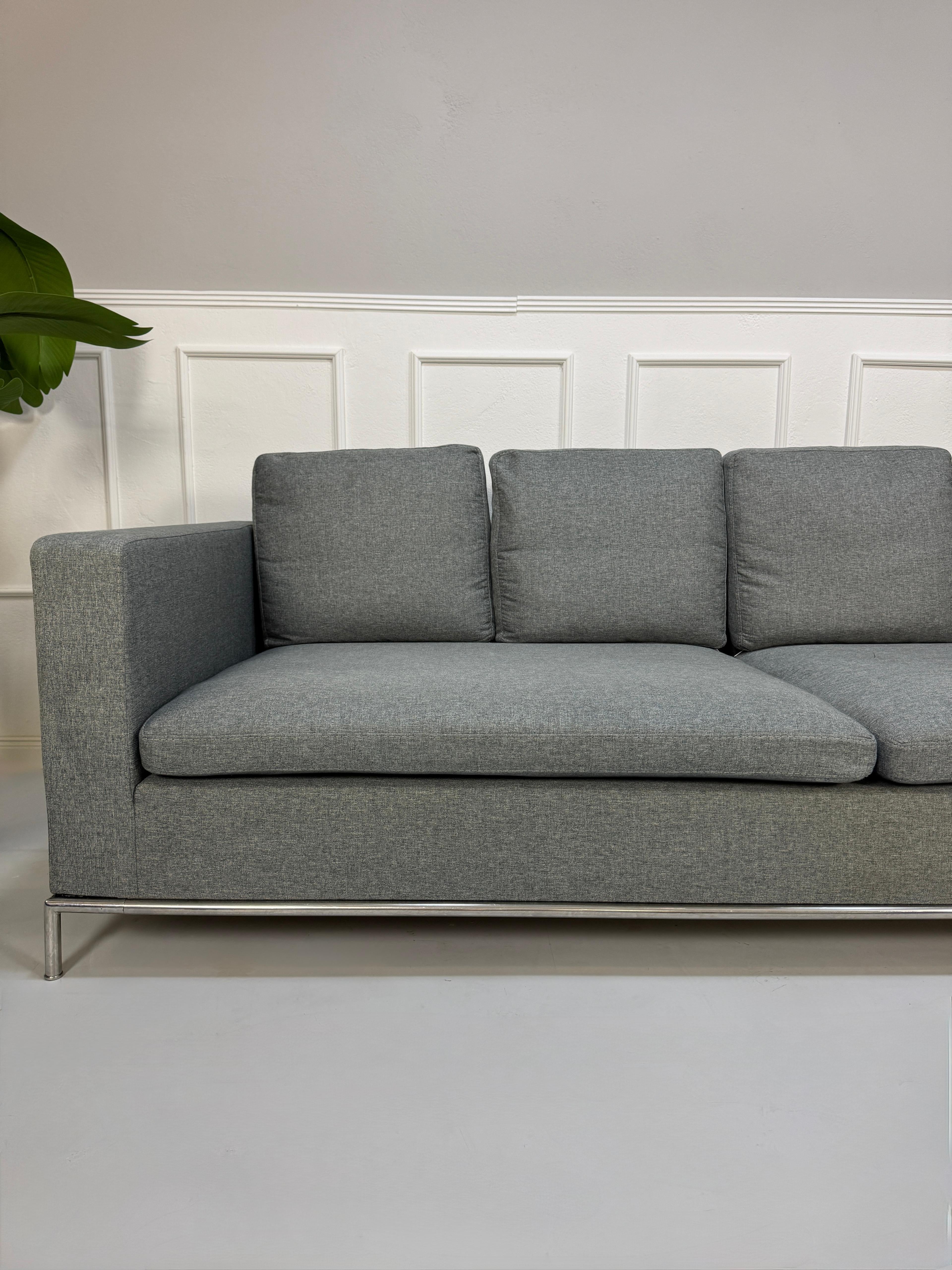 Gebrauchtes graues B&B Italia George Designer Stoff Sofa vor einer Wand, stilvoll und modern eingerichtet.