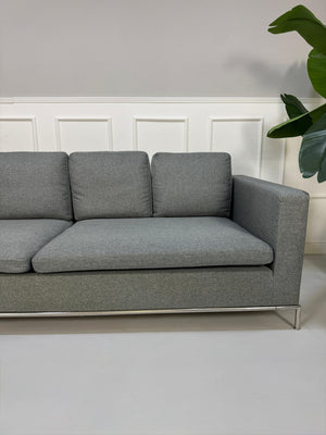 Gebrauchtes graues B&B Italia George Designer Stoff Sofa vor einer Wand, stilvoll und modern eingerichtet.