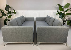 Gebrauchtes graues B&B Italia George Designer Stoff Sofa vor einer Wand, stilvoll und modern eingerichtet.