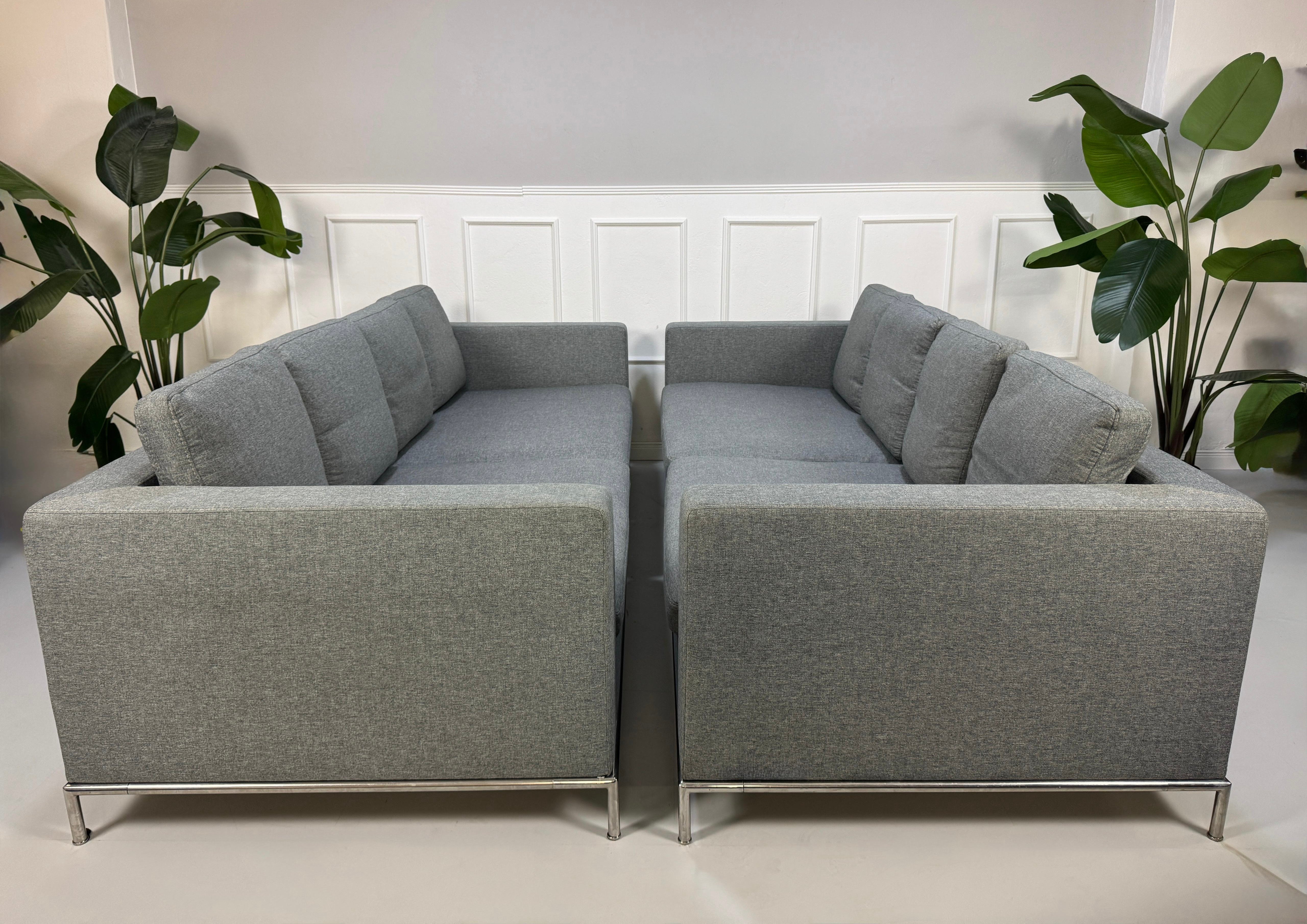 Gebrauchtes graues B&B Italia George Designer Stoff Sofa vor einer Wand, stilvoll und modern eingerichtet.