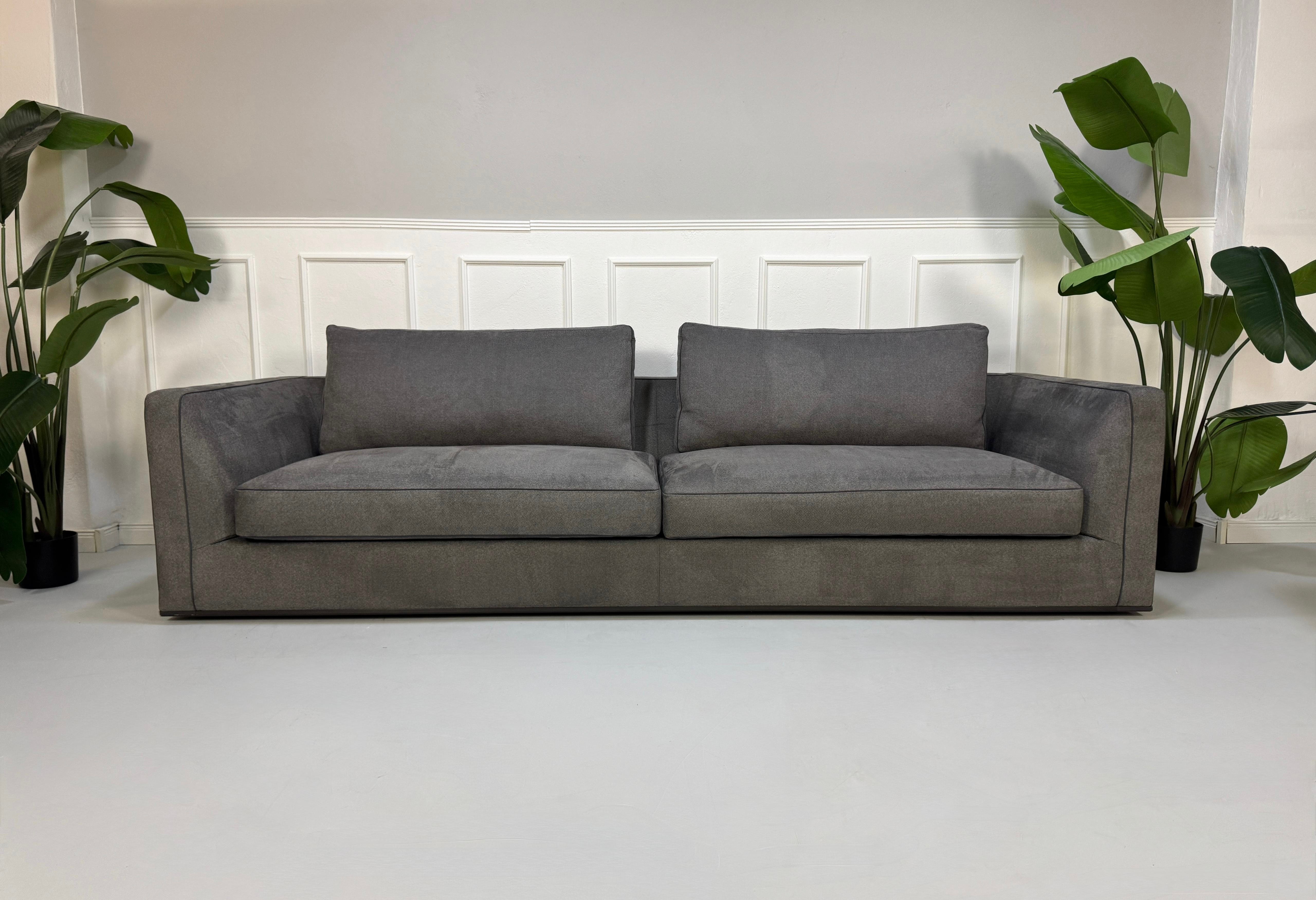 Gebrauchtes graues B&B Italia Richard Designer Stoff Sofa vor einer Wand, stilvoll und modern eingerichtet.