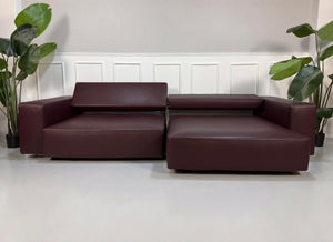 Ausstellungsstück rotes B&B Italia Andy Designer Leder Sofa vor einer Wand, stilvoll und modern eingerichtet.