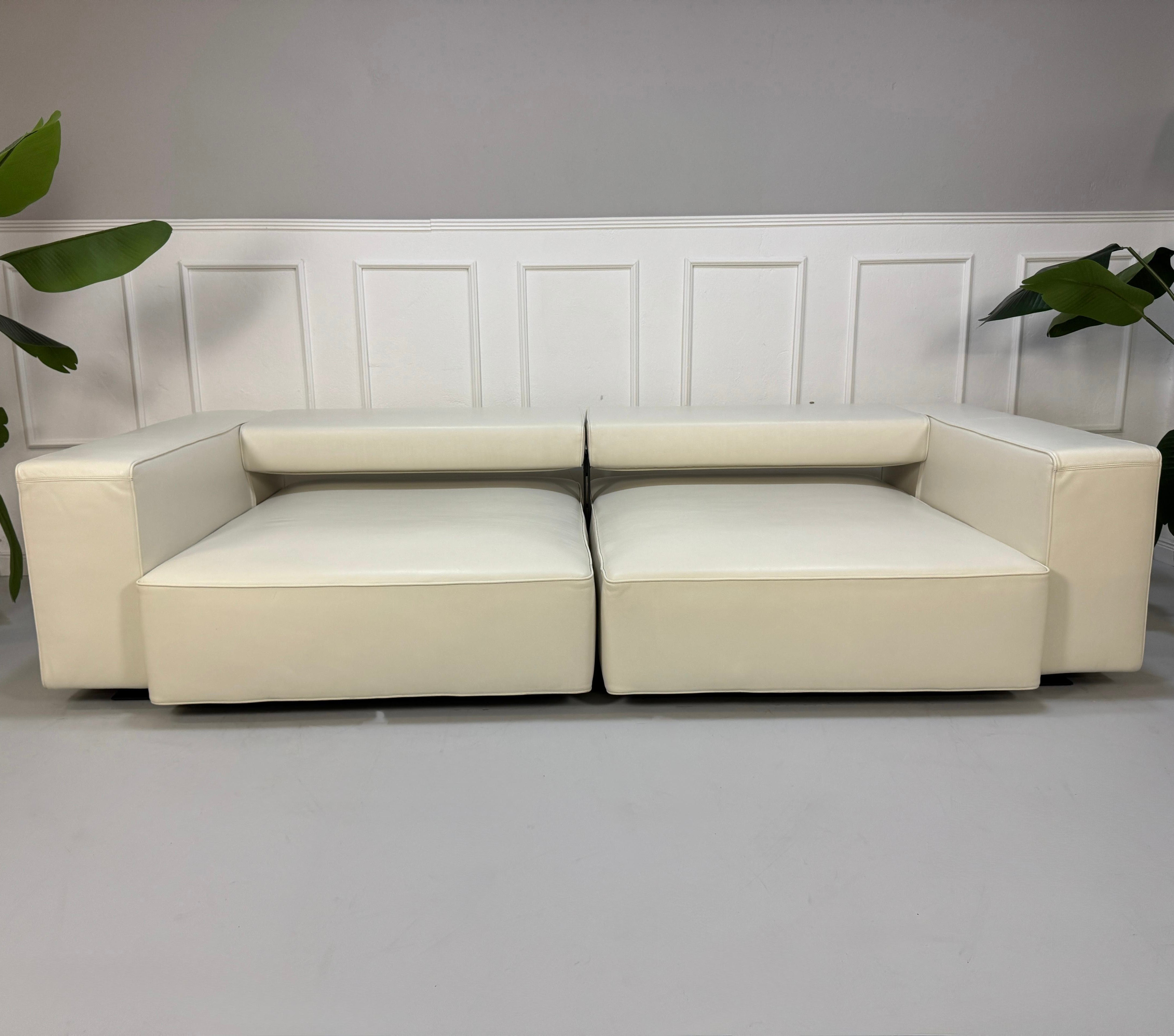 Gebrauchtes weißes BB Italia Andy Designer Leder Sofa vor einer Wand, stilvoll und modern eingerichtet.