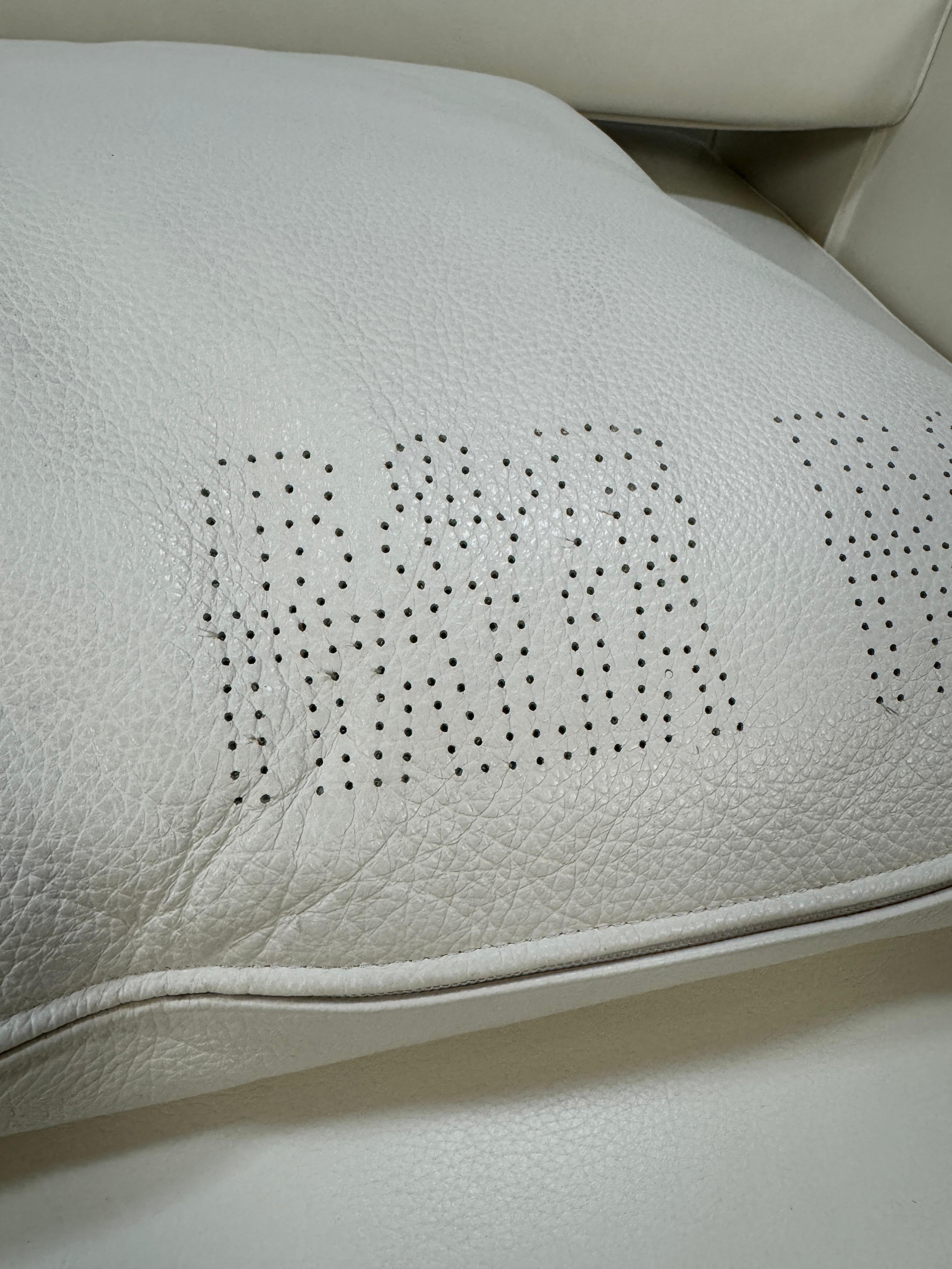 Gebrauchtes weißes BB Italia Andy Designer Leder Sofa vor einer Wand, stilvoll und modern eingerichtet.