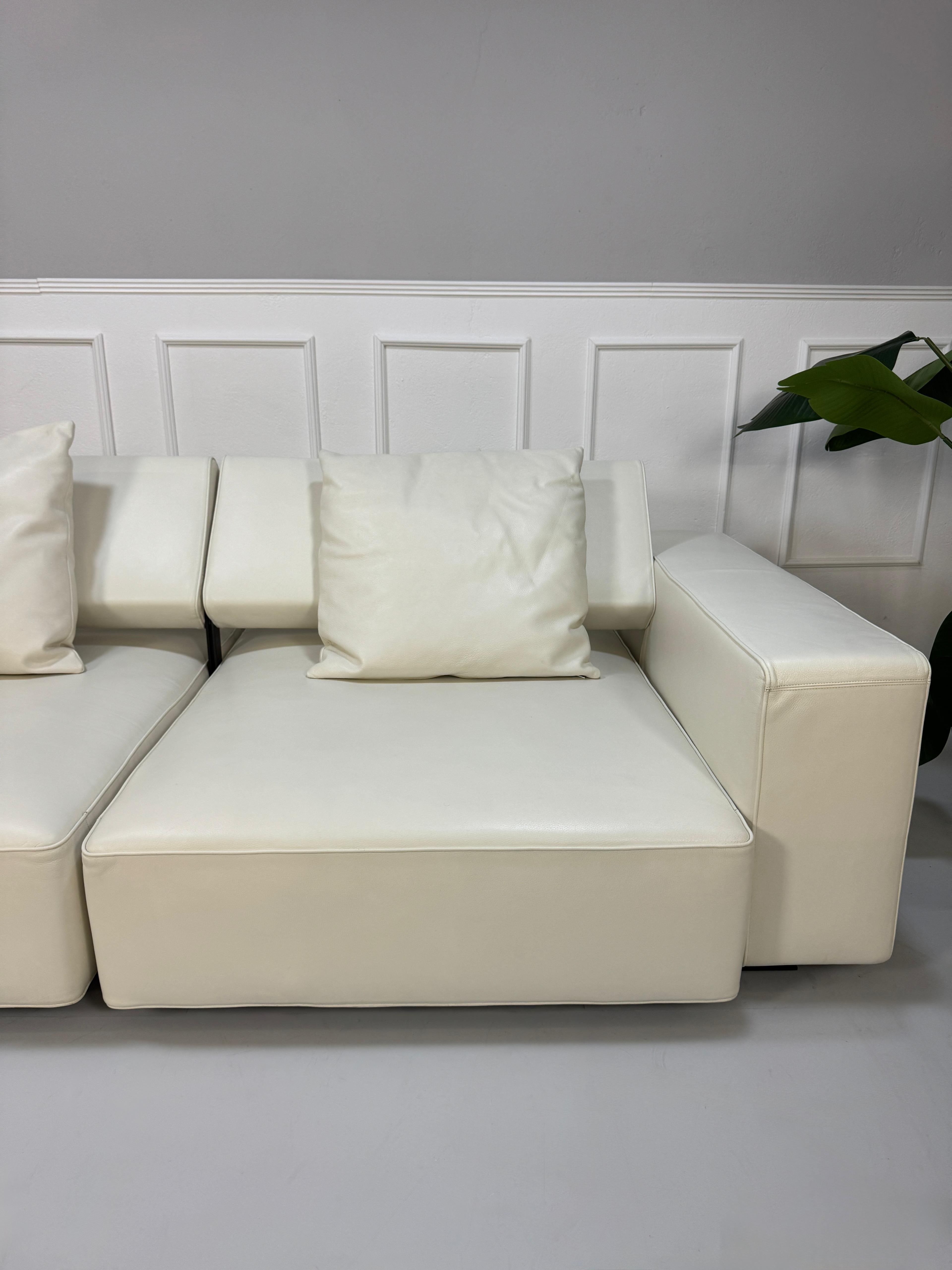 Gebrauchtes weißes BB Italia Andy Designer Leder Sofa vor einer Wand, stilvoll und modern eingerichtet.