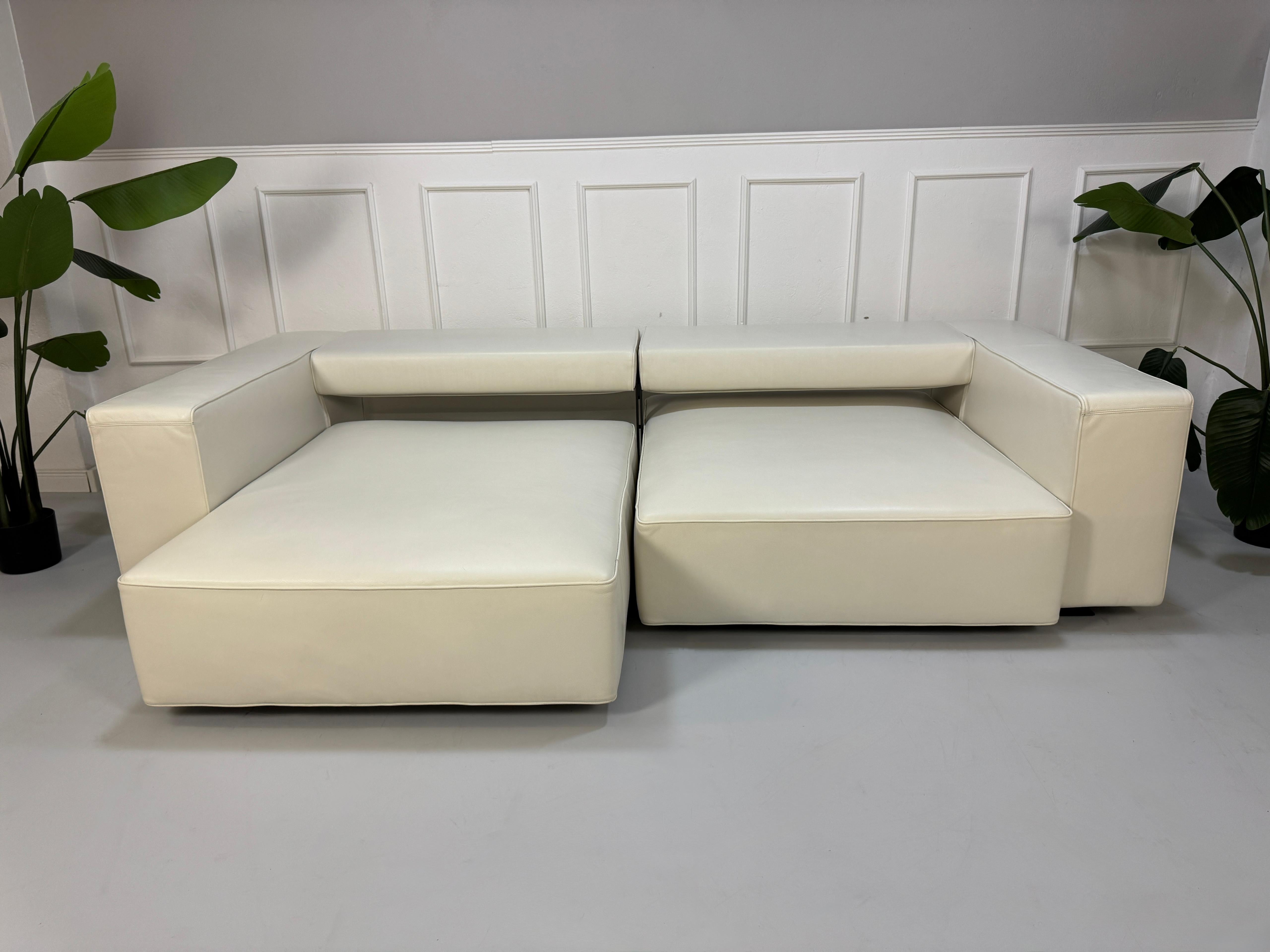 Gebrauchtes weißes BB Italia Andy Designer Leder Sofa vor einer Wand, stilvoll und modern eingerichtet.