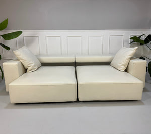 Gebrauchtes weißes BB Italia Andy Designer Leder Sofa vor einer Wand, stilvoll und modern eingerichtet.