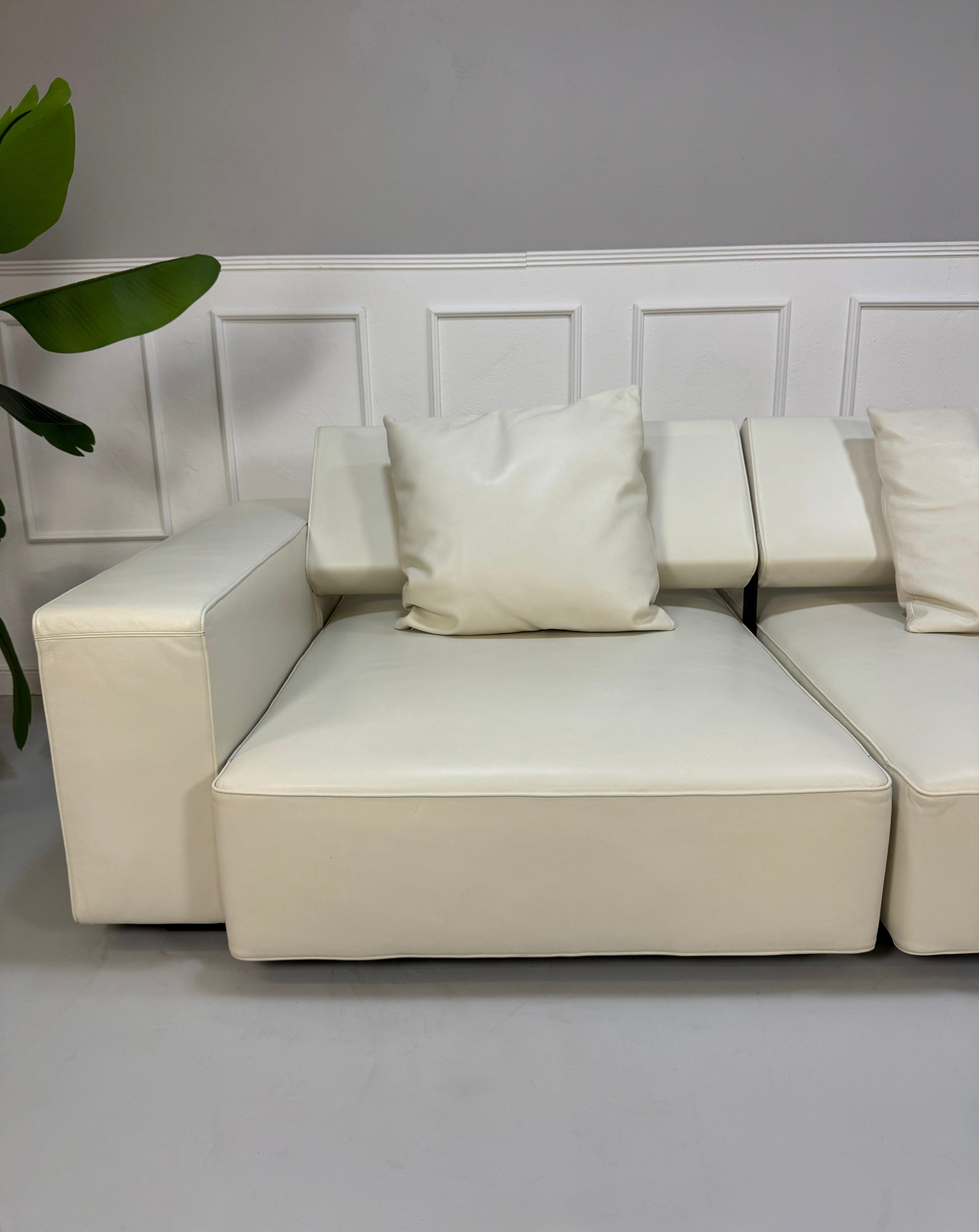 Gebrauchtes weißes BB Italia Andy Designer Leder Sofa vor einer Wand, stilvoll und modern eingerichtet.