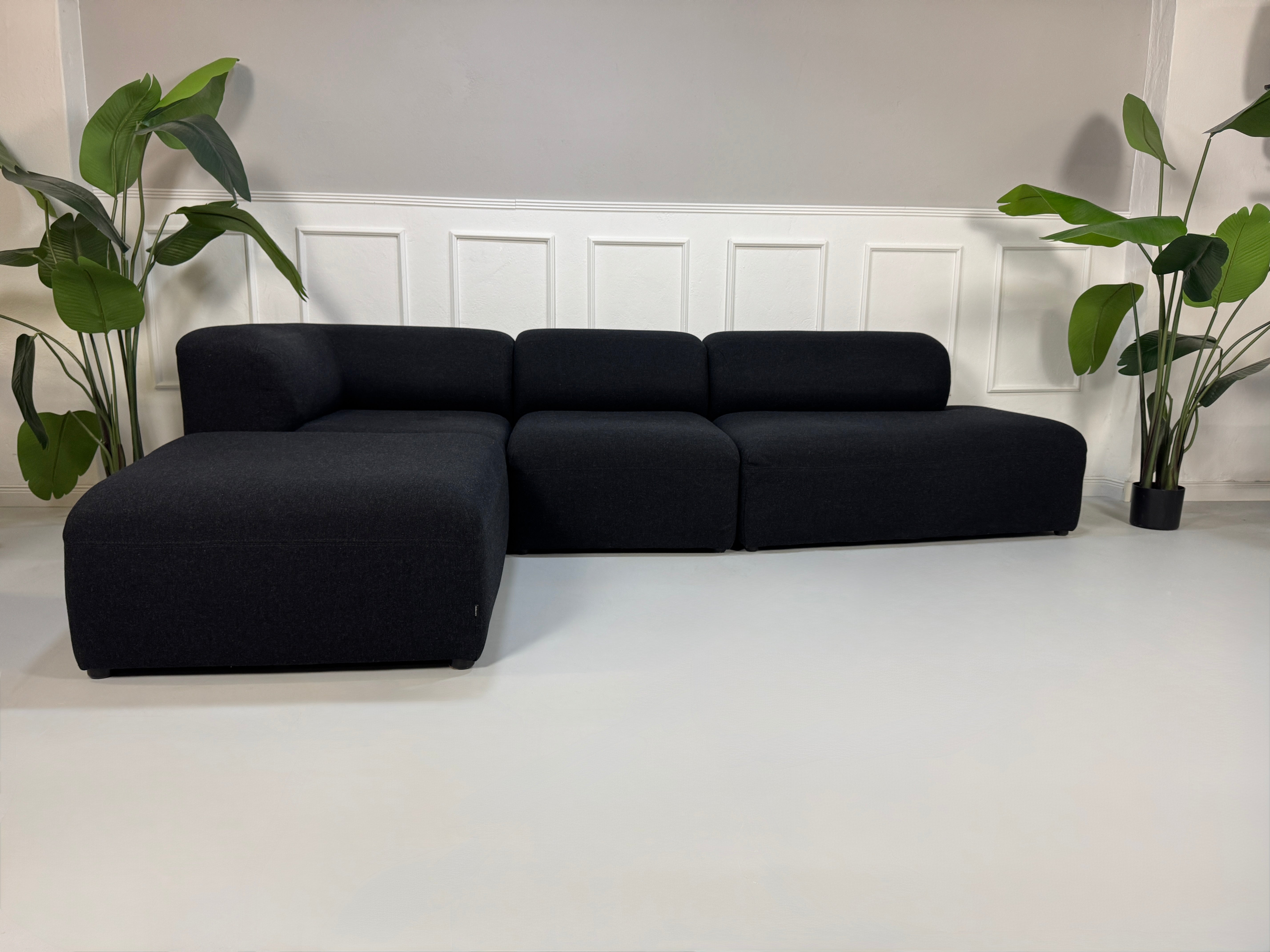 Gebrauchtes Bolia Angle Designer Stoff Sofa in der Farbe Schwarz vor einer Wand, stilvoll und modern eingerichtet.