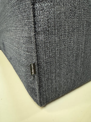 Gebrauchtes blaues Bolia Cosima Designer Stoff Sofa vor einer Wand, stilvoll und modern eingerichtet.
