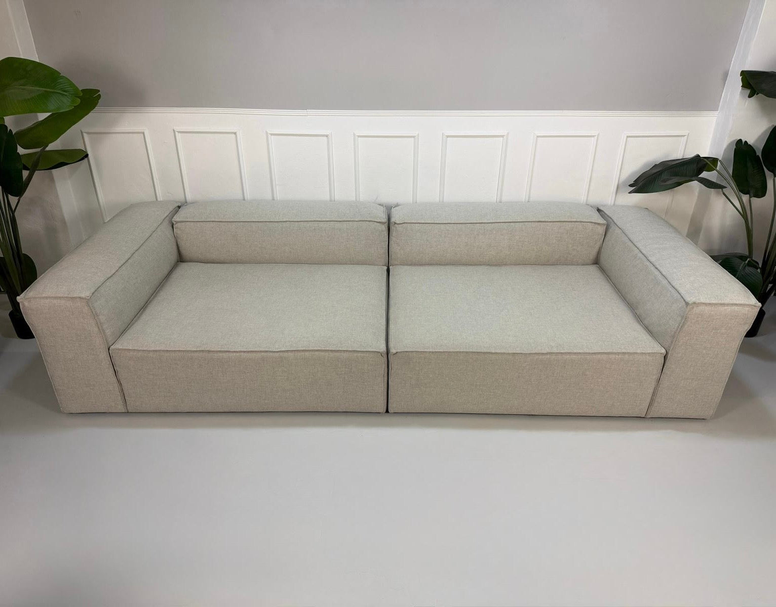 Gebrauchtes graues Bolia Cosima Designer Stoff Sofa vor einer Wand, stilvoll und modern eingerichtet.