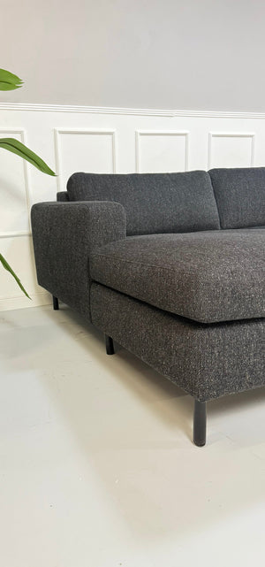 Gebrauchtes Bolia Scandinavia Designer Stoff Sofa in der Farbe Schwarz vor einer Wand, stilvoll und modern eingerichtet.