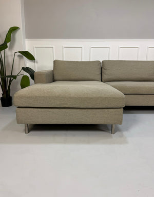 Gebrauchtes graues Bolia Scandinavia 4 Sitzer Designer Stoff Sofa vor einer Wand, stilvoll und modern eingerichtet.