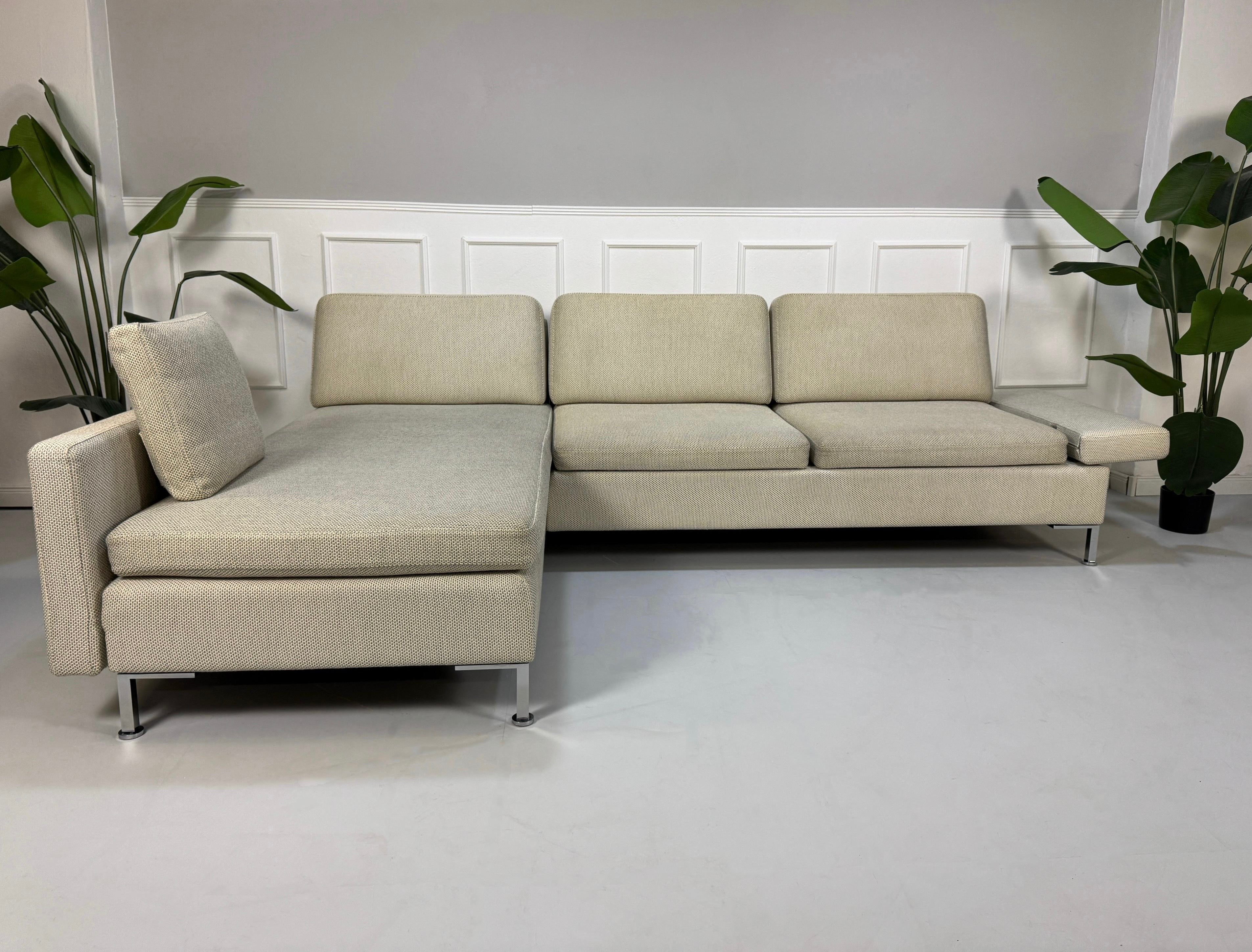 Gebrauchtes beiges Brühl Alba Designer Stoff Sofa vor einer Wand, stilvoll und modern eingerichtet.