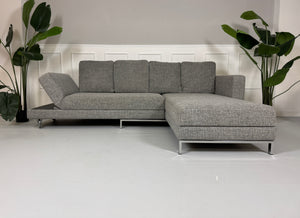 Gebrauchtes Brühl FourTwo Stoff Sofa in der Farbe Grau vor einer Wand, stilvoll und modern eingerichtet.