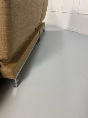 Gebrauchtes beiges Brühl Four Two Designer Stoff Sofa vor einer Wand, stilvoll und modern eingerichtet.