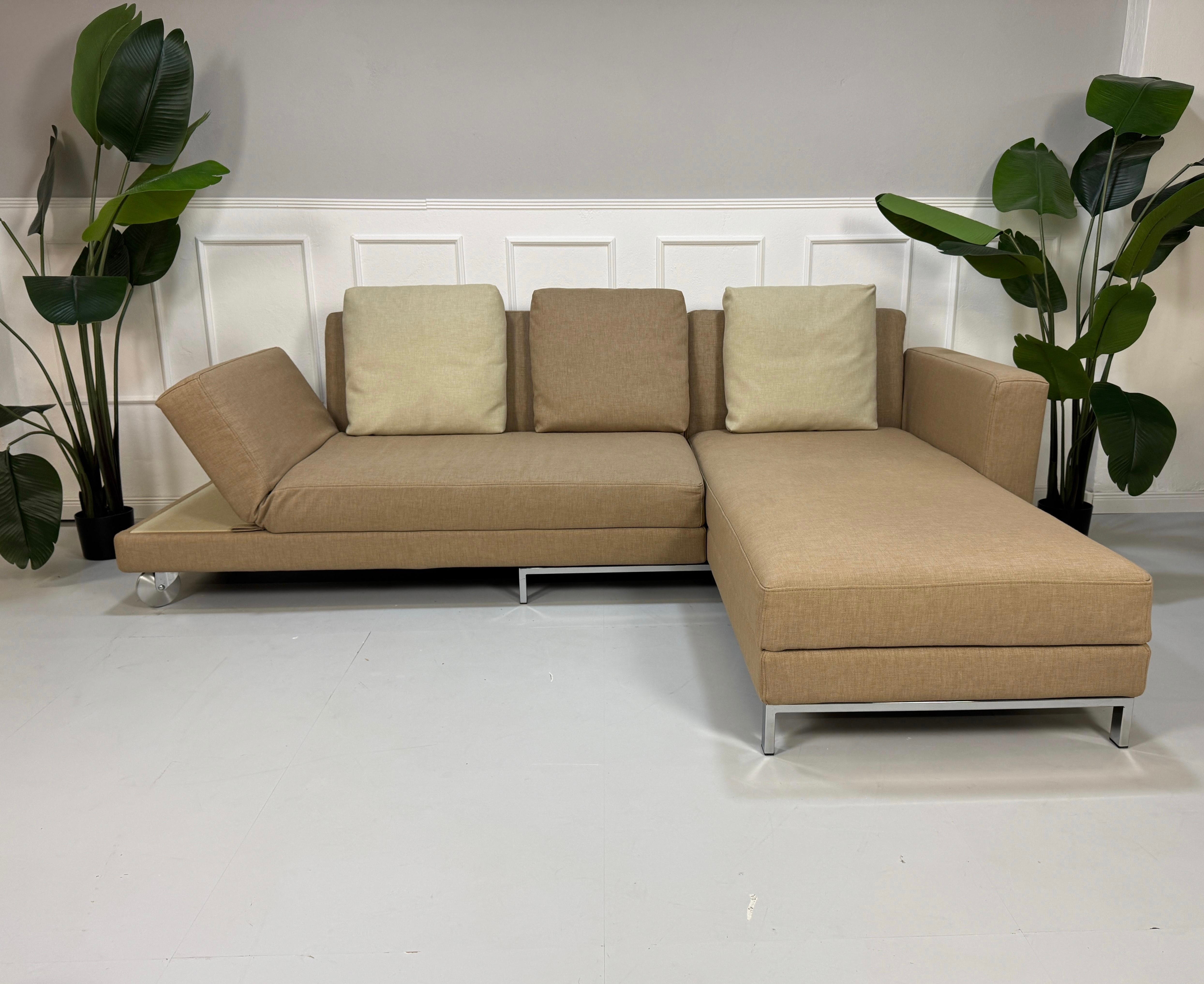 Gebrauchtes Brühl FourTwo Stoff Sofa in der Farbe Braun Beige vor einer Wand, stilvoll und modern eingerichtet.