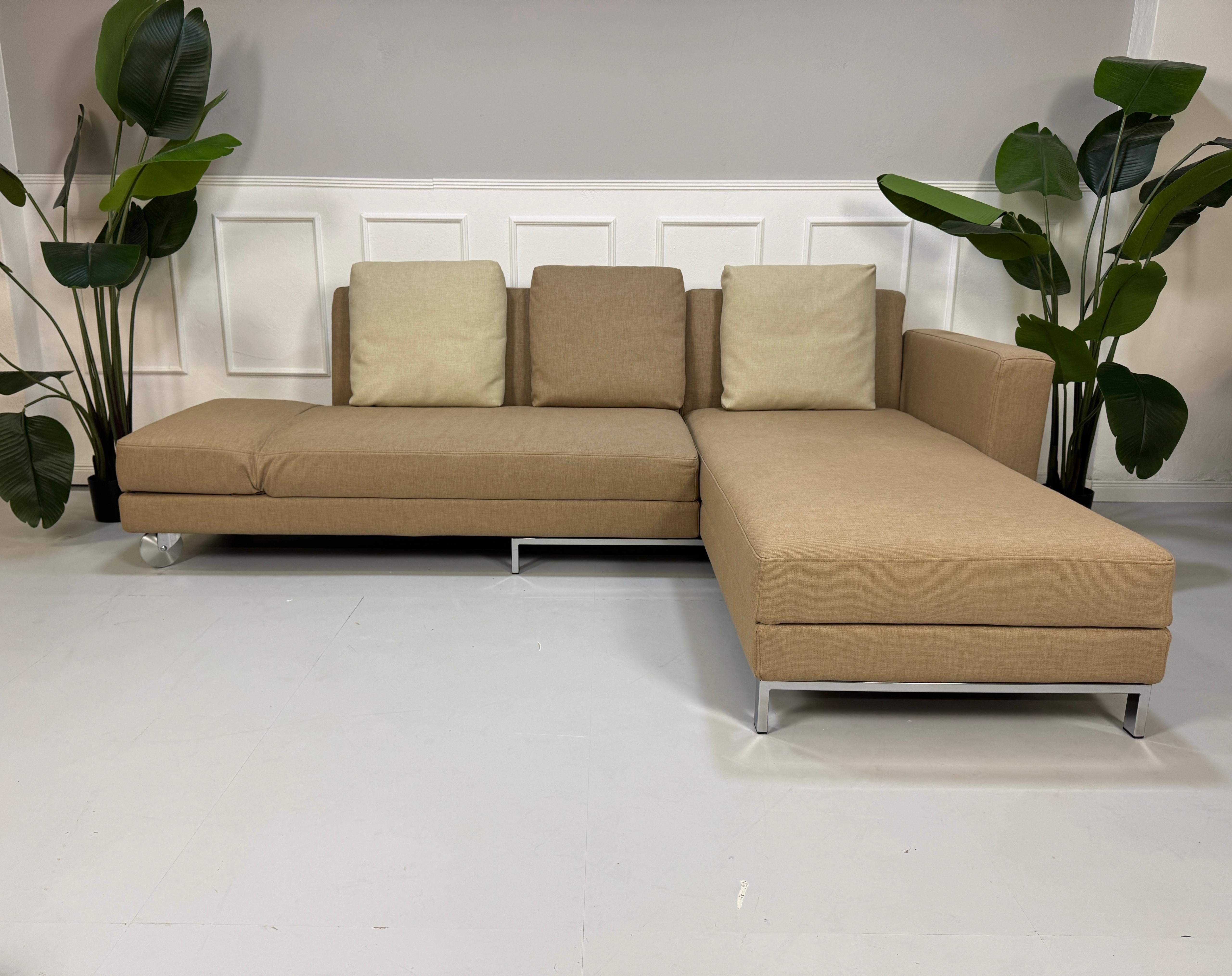 Gebrauchtes Brühl FourTwo Stoff Sofa in der Farbe Braun Beige vor einer Wand, stilvoll und modern eingerichtet.