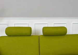 Gebrauchtes Brühl FourTwo Stoff Sofa in der Farbe Grün vor einer Wand, stilvoll und modern eingerichtet.