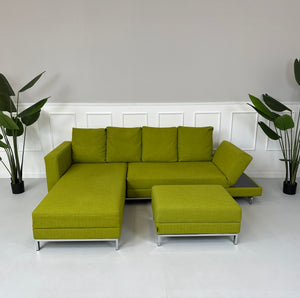 Gebrauchtes Brühl FourTwo Stoff Sofa in der Farbe Grün vor einer Wand, stilvoll und modern eingerichtet.