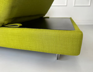 Gebrauchtes Brühl FourTwo Stoff Sofa in der Farbe Grün vor einer Wand, stilvoll und modern eingerichtet.