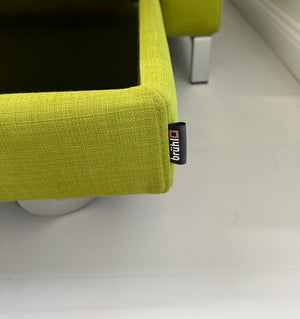 Gebrauchtes Brühl FourTwo Stoff Sofa in der Farbe Grün vor einer Wand, stilvoll und modern eingerichtet.