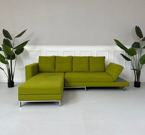 Gebrauchtes Brühl FourTwo Stoff Sofa in der Farbe Grün vor einer Wand, stilvoll und modern eingerichtet.