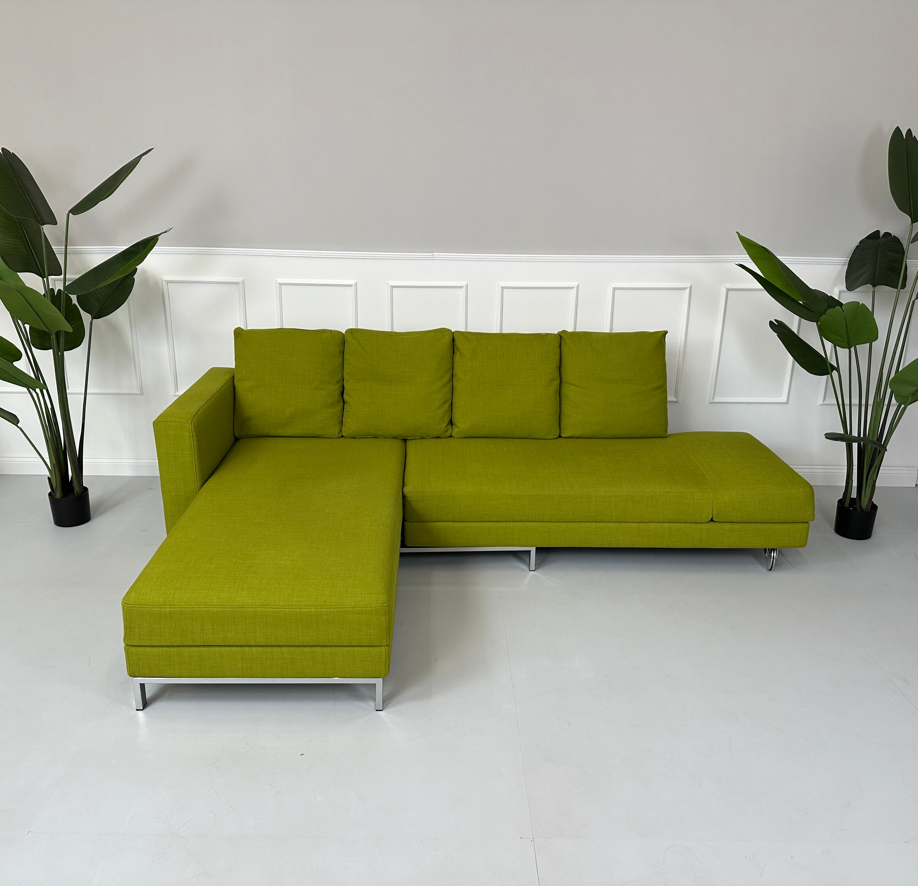 Gebrauchtes Brühl FourTwo Stoff Sofa in der Farbe Grün vor einer Wand, stilvoll und modern eingerichtet.