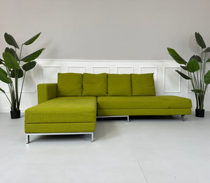 Gebrauchtes Brühl FourTwo Stoff Sofa in der Farbe Grün vor einer Wand, stilvoll und modern eingerichtet.