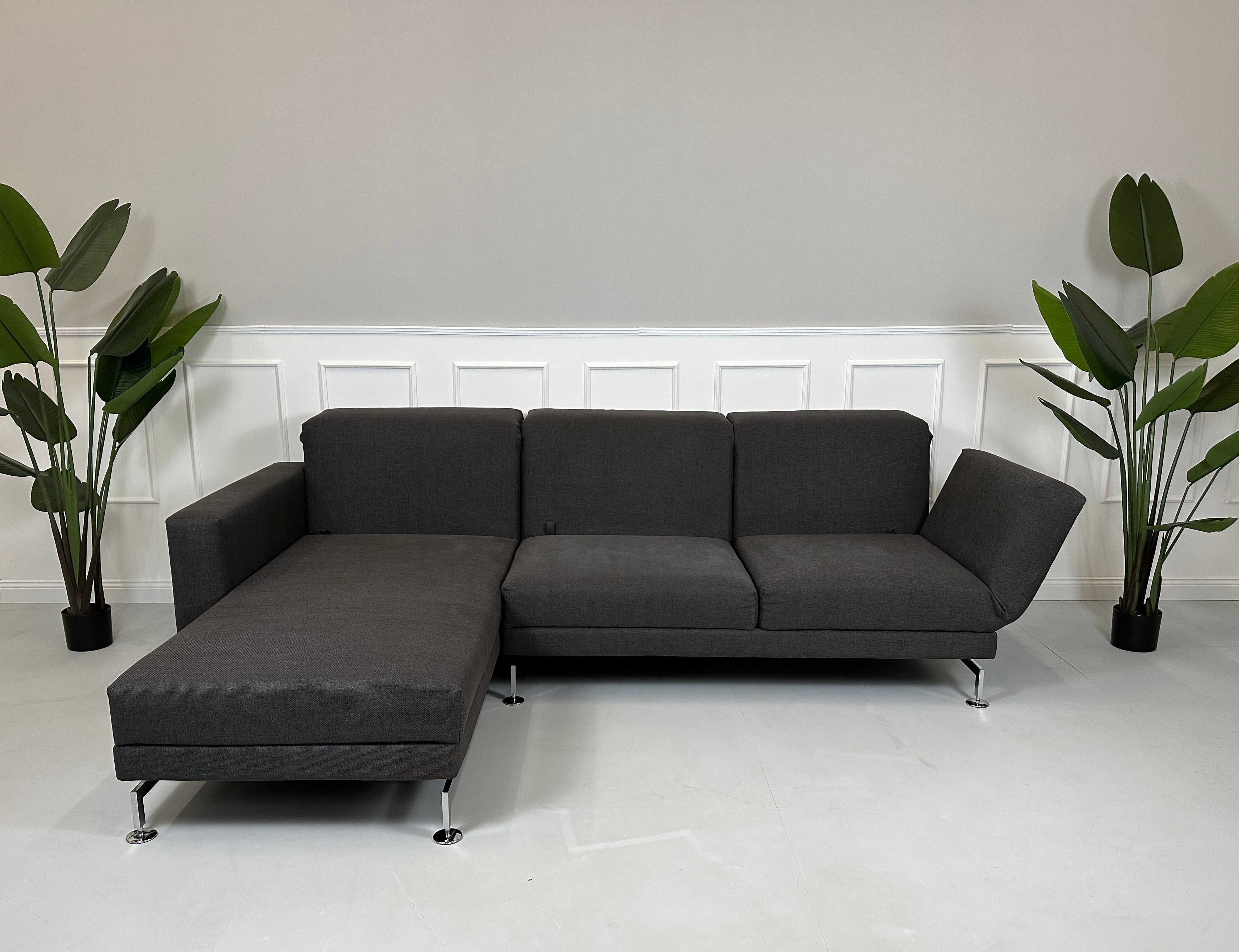 Gebrauchtes lila Brühl Moule Designer Stoff Sofa vor einer Wand, stilvoll und modern eingerichtet.