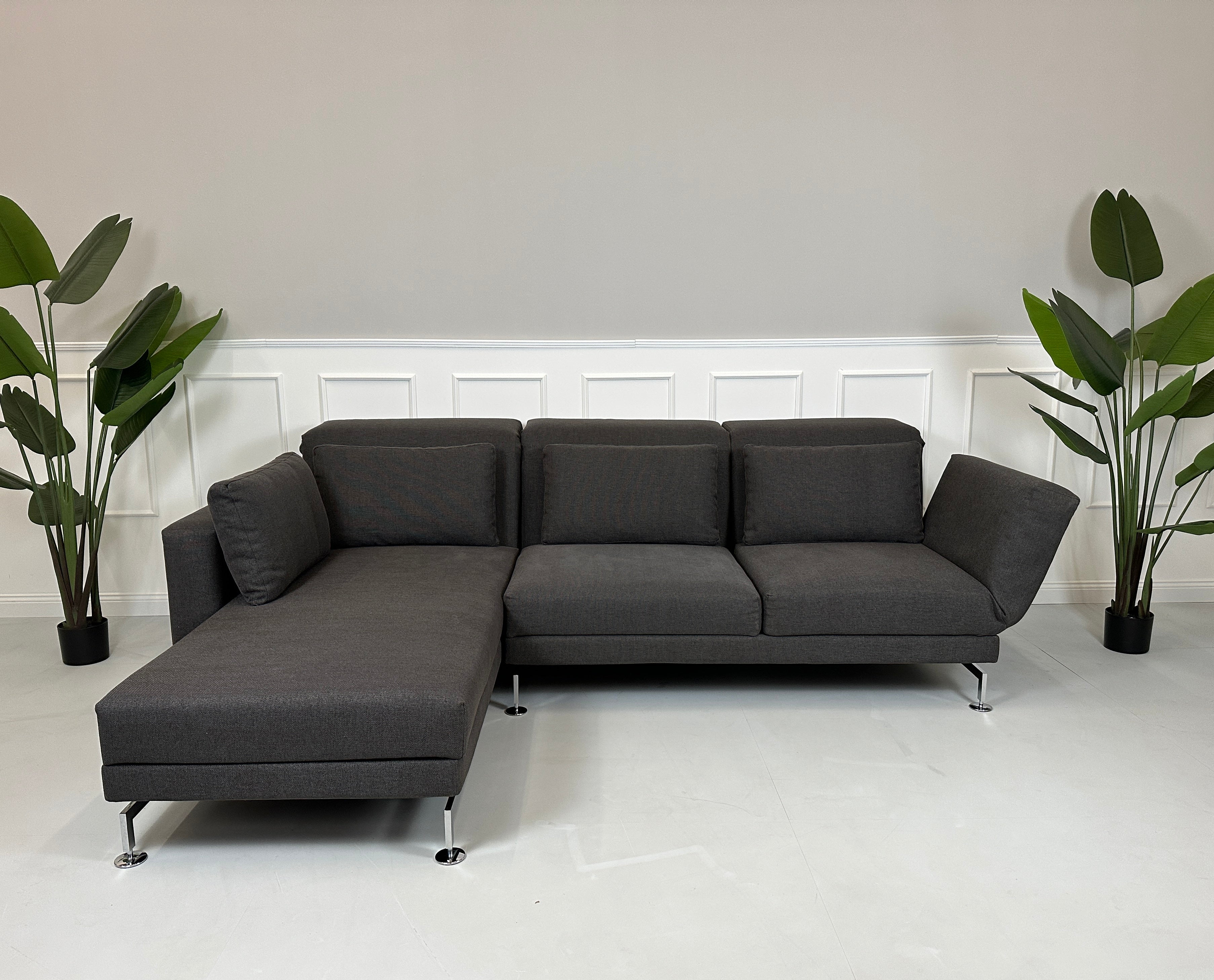 Gebrauchtes lila Brühl Moule Designer Stoff Sofa vor einer Wand, stilvoll und modern eingerichtet.