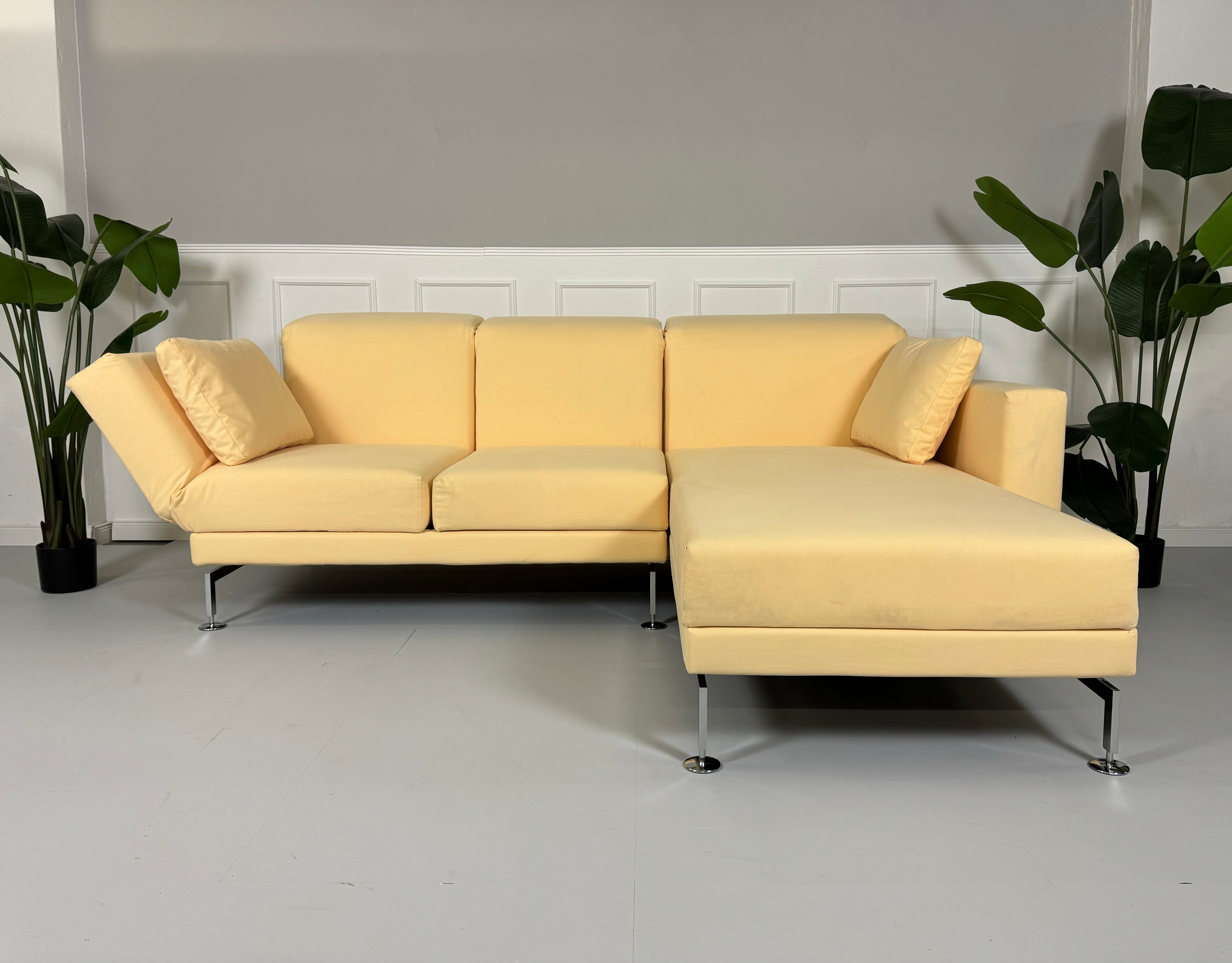 Gebrauchtes Brühl Moule Small Ecksofa Stoff in der Farbe Beige vor einer Wand, stilvoll und modern eingerichtet.