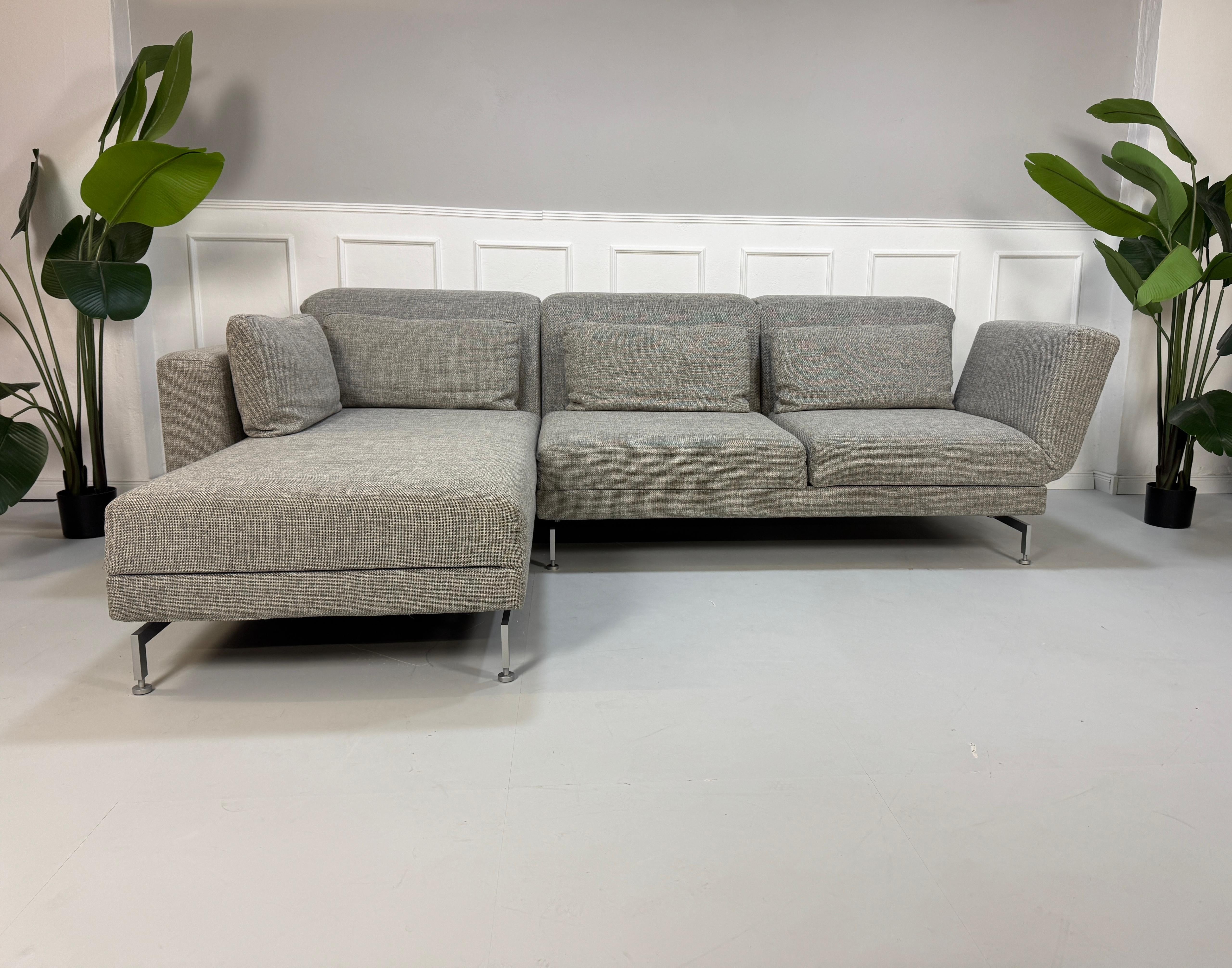 Gebrauchtes Brühl Moule Designer Stoff Sofa vor einer Wand, stilvoll und modern eingerichtet.
