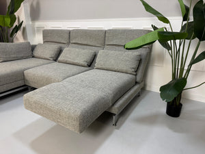 Gebrauchtes Brühl Moule Designer Stoff Sofa vor einer Wand, stilvoll und modern eingerichtet.
