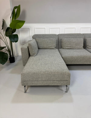 Gebrauchtes Brühl Moule Designer Stoff Sofa vor einer Wand, stilvoll und modern eingerichtet.
