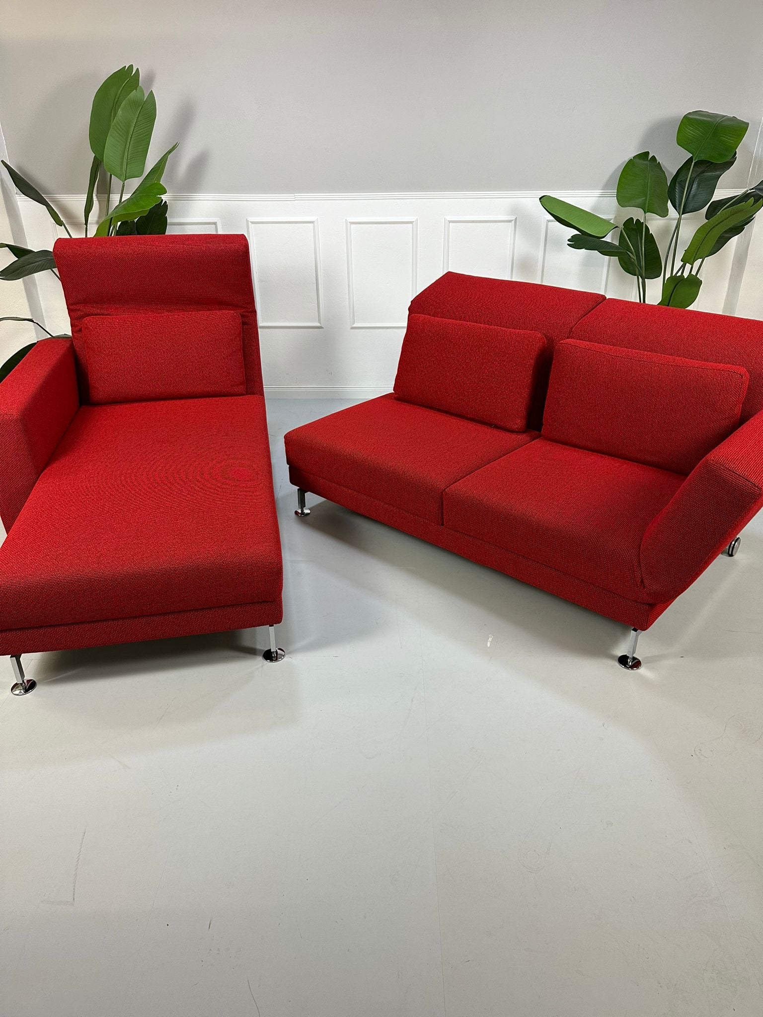 Gebrauchtes Brühl Moule Stoff Ecksofa in der Farbe Rot vor einer Wand, stilvoll und modern eingerichtet.