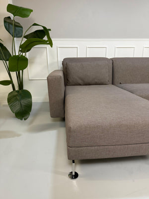 Gebrauchtes Brühl Moule in der Farbe Taupe Designer Leder Sofa vor einer Wand, stilvoll und modern eingerichtet.