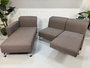 Gebrauchtes Brühl Moule in der Farbe Taupe Designer Leder Sofa vor einer Wand, stilvoll und modern eingerichtet.