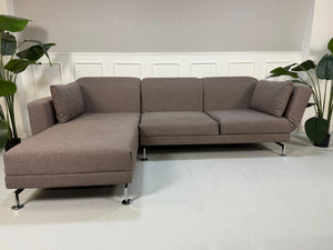 Gebrauchtes Brühl Moule in der Farbe Taupe Designer Leder Sofa vor einer Wand, stilvoll und modern eingerichtet.
