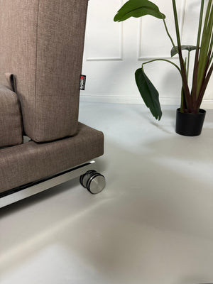 Gebrauchtes Brühl Moule in der Farbe Taupe Designer Leder Sofa vor einer Wand, stilvoll und modern eingerichtet.