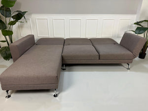 Gebrauchtes Brühl Moule in der Farbe Taupe Designer Leder Sofa vor einer Wand, stilvoll und modern eingerichtet.