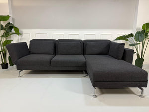 Gebrauchtes Brühl Moule in der Farbe Grau Designer Leder Sofa vor einer Wand, stilvoll und modern eingerichtet.